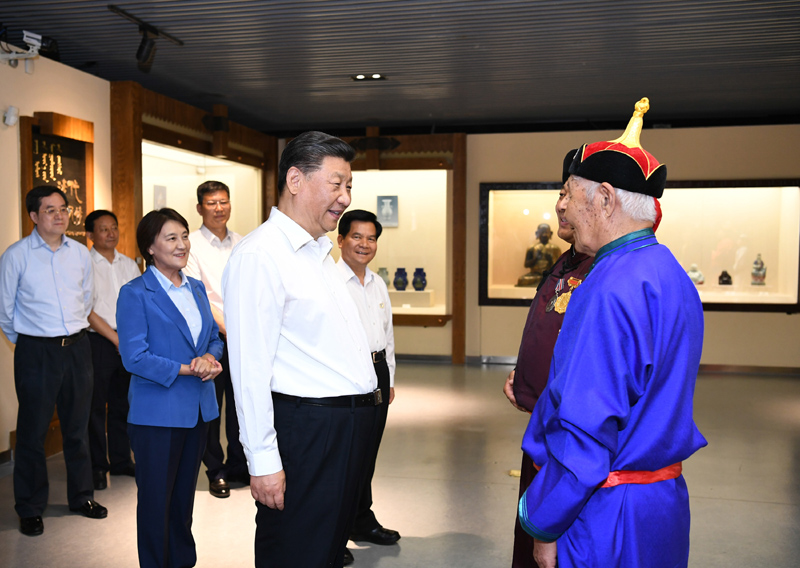 7月15日至16日，中共中央總書記、國家主席、中央軍委主席習近平在內(nèi)蒙古考察并指導開展“不忘初心、牢記使命”主題教育。這是15日上午，習近平在赤峰博物館同古典民族史詩《格薩（斯）爾》非物質(zhì)文化遺產(chǎn)傳承人親切交談。