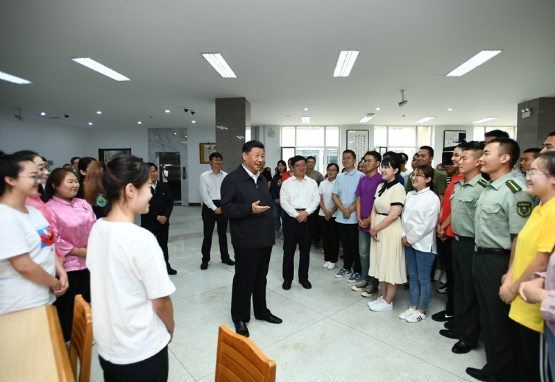 7月15日至16日，中共中央總書記、國家主席、中央軍委主席習近平在內(nèi)蒙古考察并指導開展“不忘初心、牢記使命”主題教育。這是16日上午，習近平在內(nèi)蒙古大學圖書館同學生們親切交談，勉勵他們志存高遠、腳踏實地、發(fā)奮圖強。