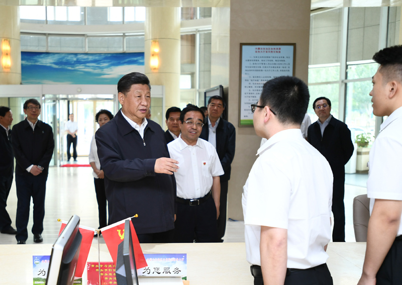 7月15日至16日，中共中央總書記、國家主席、中央軍委主席習近平在內(nèi)蒙古考察并指導開展“不忘初心、牢記使命”主題教育。這是16日上午，習近平在內(nèi)蒙古自治區(qū)自然資源廳自然資源政務(wù)大廳同工作人員交談，了解開展主題教育和落實便捷高效政務(wù)服務(wù)等情況。