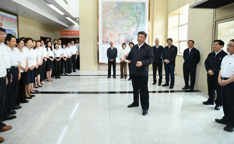 7月15日至16日，中共中央總書記、國家主席、中央軍委主席習近平在內(nèi)蒙古考察并指導開展“不忘初心、牢記使命”主題教育。這是16日上午，習近平到內(nèi)蒙古自治區(qū)自然資源廳，實地調(diào)研指導開展“不忘初心、牢記使命”主題教育。