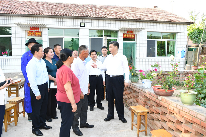 7月15日至16日，中共中央總書記、國家主席、中央軍委主席習近平在內(nèi)蒙古考察并指導開展“不忘初心、牢記使命”主題教育。這是15日下午，習近平在赤峰市喀喇沁旗河南街道馬鞍山村村民張國利家，同基層干部群眾代表親切交流。