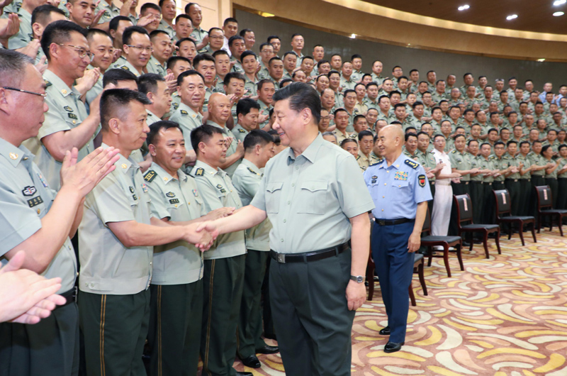7月15日至16日，中共中央總書記、國家主席、中央軍委主席習近平在內(nèi)蒙古考察并指導開展“不忘初心、牢記使命”主題教育。這是16日上午，習近平在呼和浩特親切接見駐內(nèi)蒙古部隊副師職以上領(lǐng)導干部和團級單位主官，代表黨中央和中央軍委向駐內(nèi)蒙古部隊全體官兵致以誠摯問候。
