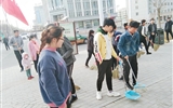建筑工程系分團委開展“保護環(huán)境，你我同行”志愿者活動