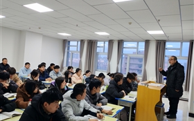 校長李海軍深入聯(lián)系班級、宿舍、課堂與學生談?chuàng)敗⒃挸砷L