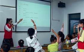 青春三下鄉(xiāng)∣童語同音  共筑未來——“聲潤?quán)l(xiāng)土”志愿服務(wù)團開展社區(qū)兒童推普特色活動